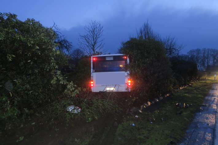 POL-DEL: Landkreis Oldenburg: Verkehrsunfall in Ganderkesee zwischen Pkw und Schulbus +++ Bildmaterial