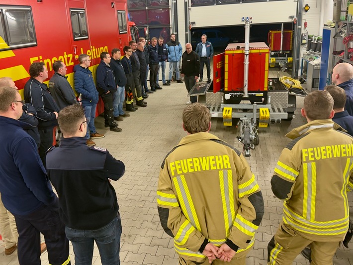 FW-OLL: Offizielle Indienststellung der Fachgruppe Elektro und Übergabe von Notstromersatzanlagen