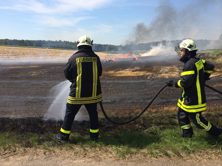 FW-Dorsten: Brennende Strohpresse beschäftigte am Mittag die Feuerwehr