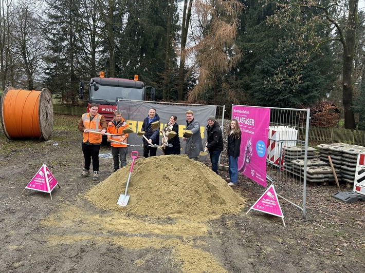 Spatenstich: Telekom startet Glasfaserausbau in Schwindegg
