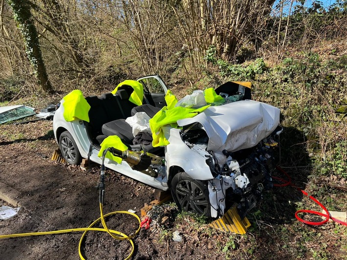 FW-Velbert: Verkehrsunfall mit eingeklemmter Person in der Hefel