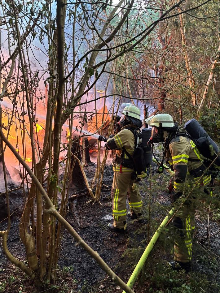 FW Bremerhaven: Gartenlaubenbrand im Fehrmoor