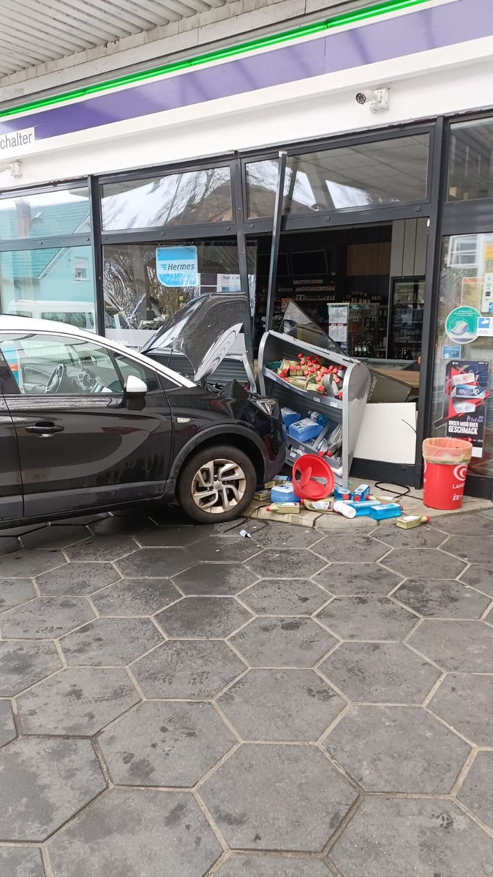 POL-HST: Pkw fährt anscheinend ungebremst in eine Tankstelle