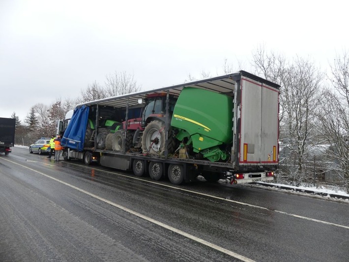 POL-OH: Sattelzug aufgrund mangelnder Ladungssicherung vorübergehend aus dem Verkehr gezogen