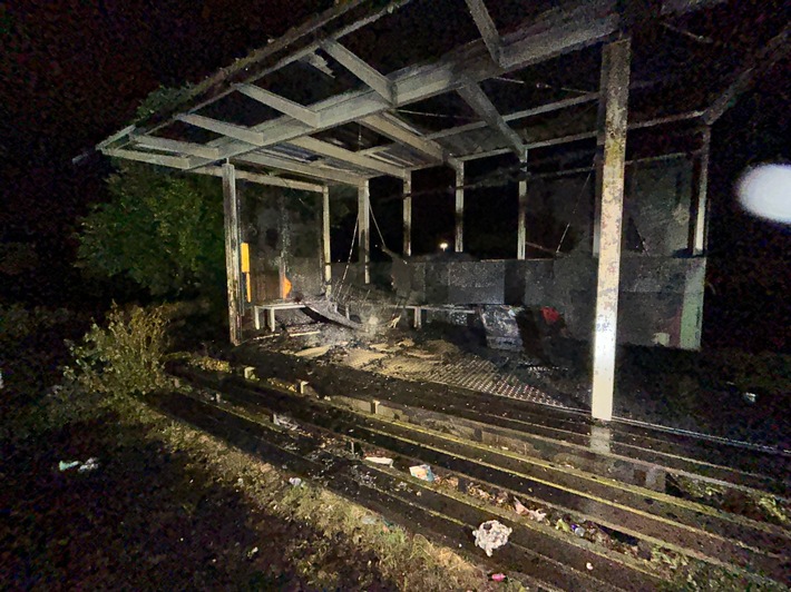 POL-KS: Hütte auf Spielplatz mutmaßlich in Brand gesetzt: Zeugen im Struthbachweg gesucht