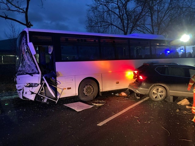 FW Minden: Verkehrsunfall zwischen einem Schulbus und einem PKW