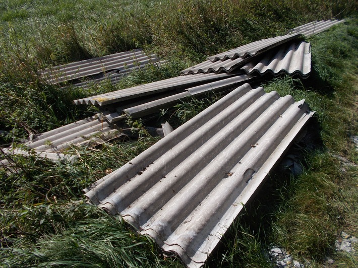 POL-HL: OH - Dakendorf   /
Asbestplatten illegal in der Feldmark entsorgt