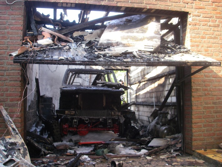 POL-DN: Explodierende Batterie setzte Garage in Brand