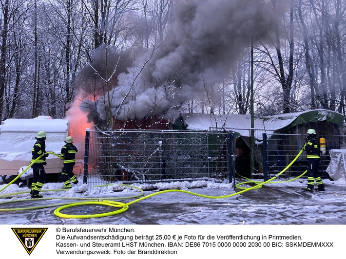 FW-M: Bauwagen brennt komplett aus (Moosach)