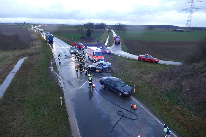 POL-FR: Riegel am Kaiserstuhl - Verkehrsunfall mit zwei verletzten Personen auf der L113 Endingen am Kaiserstuhl - Verkehrsunfallflucht auf dem Marktplatz - Polizei sucht Zeugen