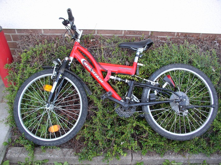 POL-GOE: (532/2005) Kinderfahrrad nach Verkehrsunfall zurückgelassen - Polizei sucht kleinen Besitzer