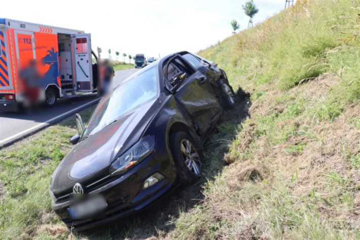 POL-HF: Verkehrsunfall - Mercedes gerät auf Gegenfahrbahn