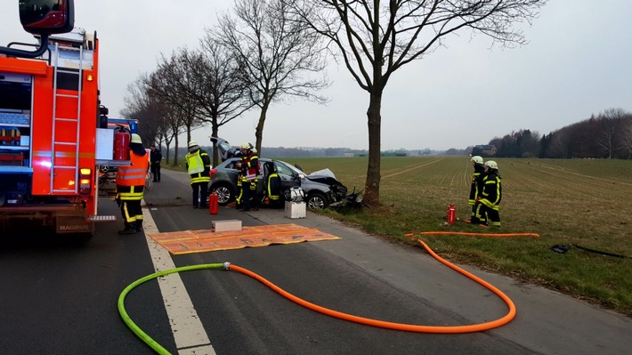 FW-RE: Verkehrsunfall mit einer schwer verletzten Person