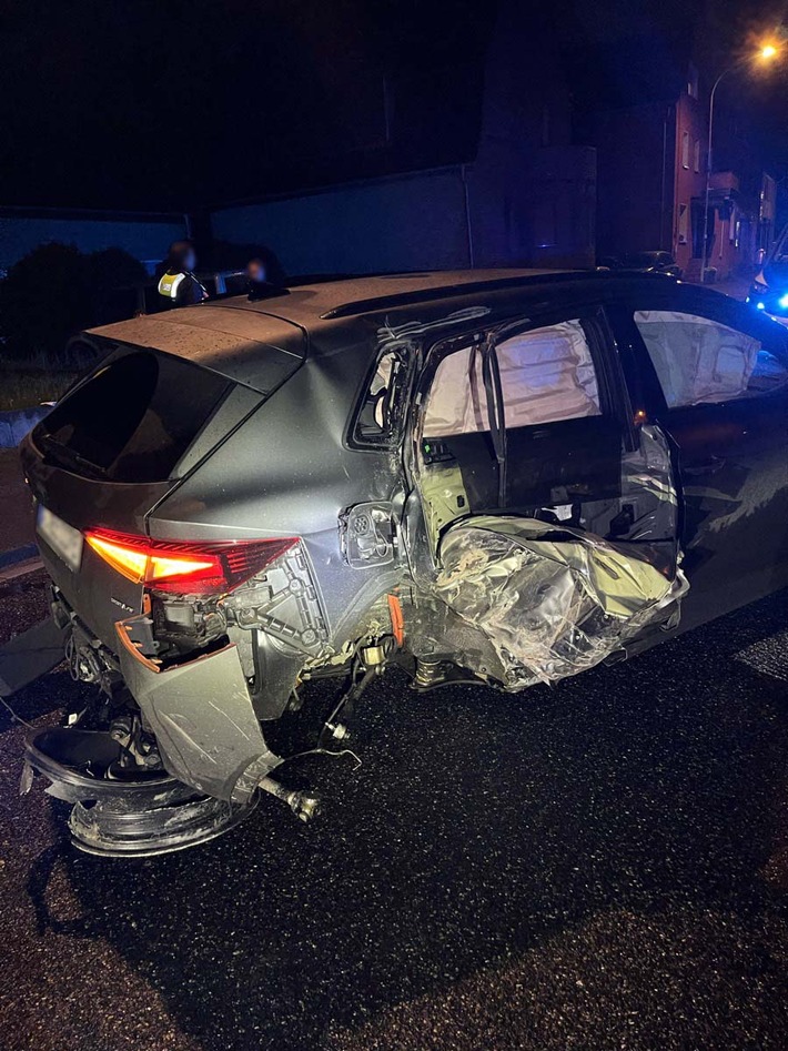 POL-NE: Flucht vor der Polizei endet mit Unfall