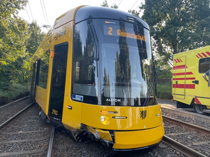 FW Dresden: Straßenbahn gleist bei Verkehrsunfall aus