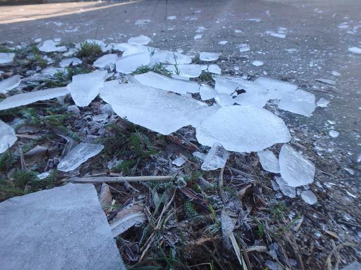 POL-EN: Hattingen - Herabfallende Eisstücke verletzen Fußgängerin