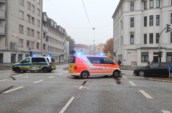 POL-Bremerhaven: Verkehrsunfall: Einsatzfahrzeuge bei Alarmfahrt kollidiert