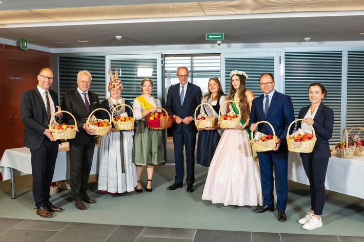 Heute regiert der Apfel: Traditionelles "Apfelkabinett" im Bundeskanzleramt / Apfelköniginnen aus den heimischen Anbaugebieten versorgten heute die Regierungszentrale mit knackig-frischen Äpfeln