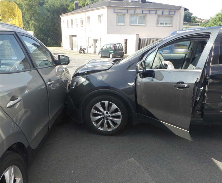 POL-HA: Autos stoßen bei Abbiegevorgang zusammen