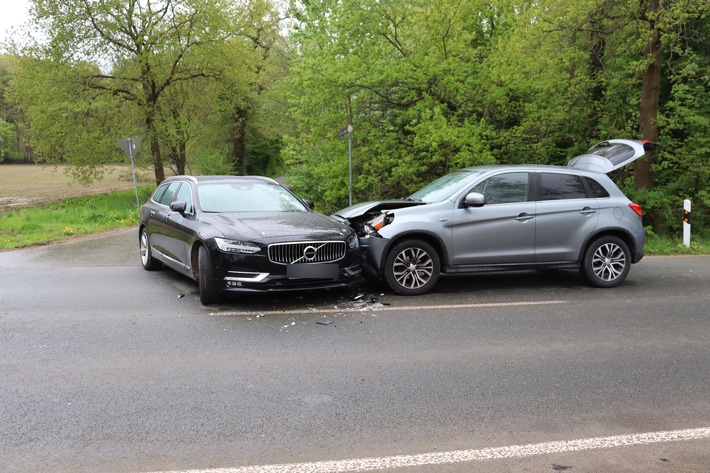 POL-HF: Verkehrsunfall im Einmündungsbereich - 32-jährige Bünderin verletzt