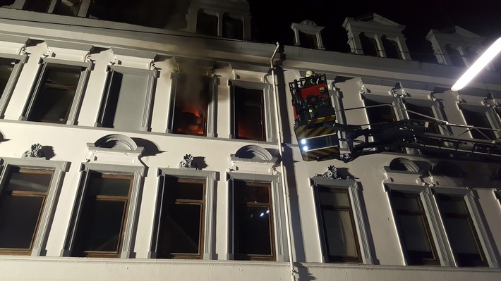 FW Bremerhaven: Zimmerbrand in Bremerhaven Lehe
