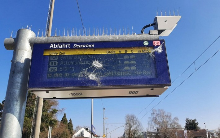 Bundespolizeidirektion München: Vandalismus am S-Bahn Haltepunkt Aufhausen / Nahezu alle Einrichtungen am Bahnsteig betroffen