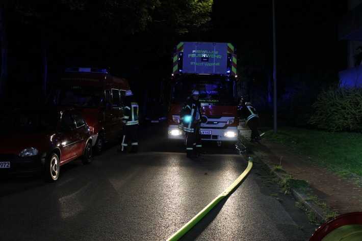 FW-WRN: Unbekannte Rauchentwicklung und Brandschutz mit Menschrettung