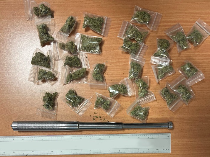 POL-HA: Erfolgreicher Schwerpunkteinsatz: Cannabis und Schlagstock sichergestellt