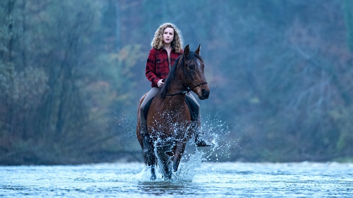 Das Erste / "Endlich Freitag im Ersten": Klara Deutschmann im neuen Film "Reiterhof Wildenstein - Der Junge und das Pferd"