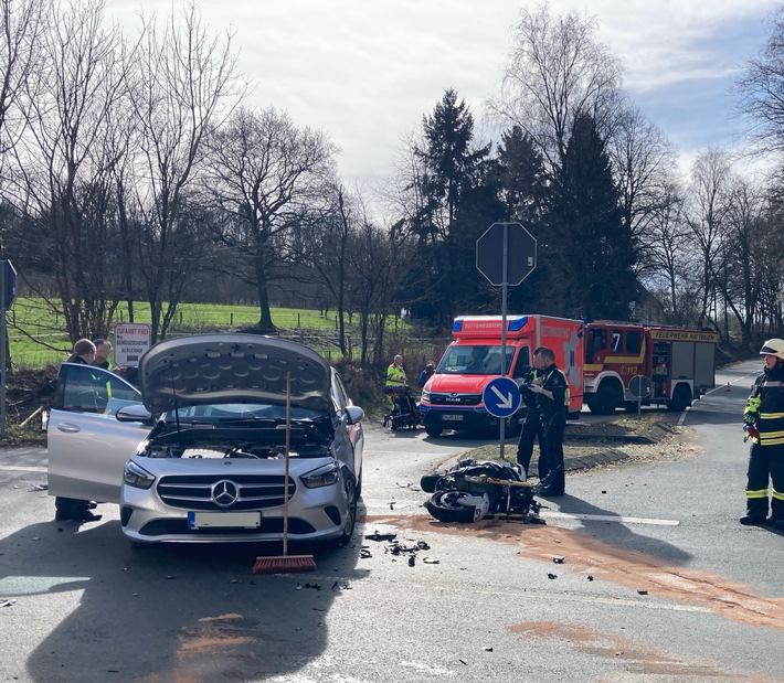 FW-EN: Verkehrsunfall zwischen Motorrad und PKW fordert drei Verletzte