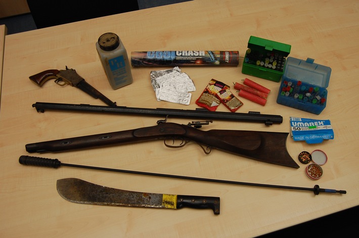 POL-PPWP: Waffen, Sprengstoff und Drogen sichergestellt