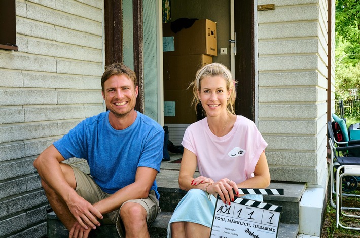 "Endlich Freitag im Ersten": Drehstart für zwei weitere Filme der erfolgreichen ARD-Degeto-Reihe "Toni, männlich, Hebamme" mit Leo Reisinger und Wolke Hegenbarth