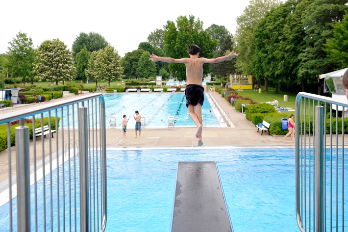 Tipps für den Alltag - Ein kurzer Blick ist nicht genug / Kein Vorrang für Schwimmer oder Springer - gefragt ist gegenseitige Rücksichtnahme (BILD)