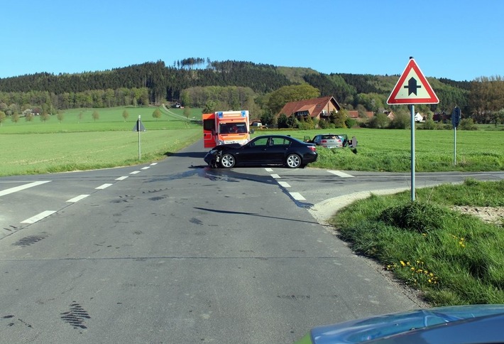 POL-MI: Zwei Autos prallen auf Kreuzung in Oberbauerschaft zusammen