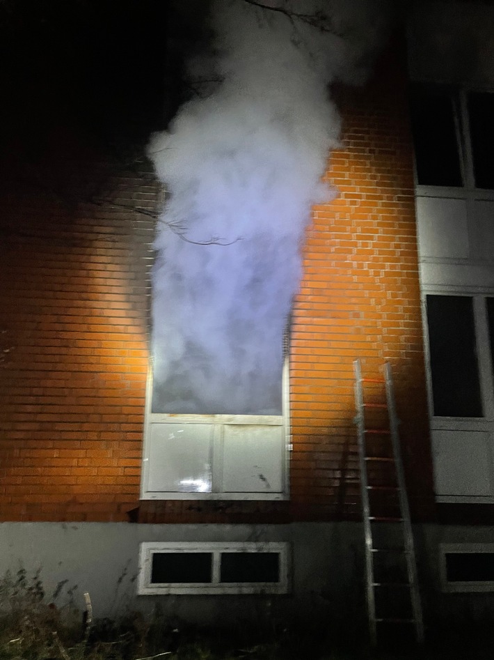 FW Lage: Feuer 3 / Zimmerbrand in einer Gemeinschaftsunterkunft - 12.01.2022 - 05:07 Uhr