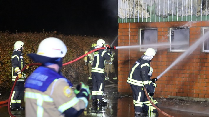 FW-SE: Feuer in Kuhstall - 72 Tiere gerettet