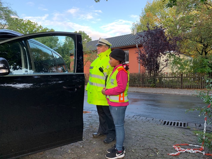 POL-CE: Eine Verkehrskontrolle "etwas anderer Art"! Polizei Celle und die kleinen "Verkehrsdetektive" der Grundschule Garßen kontrollieren Geschwindigkeit von Autofahrern