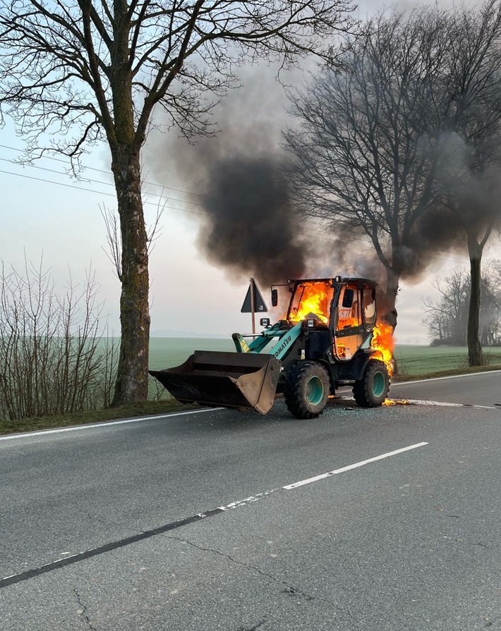 POL-HX: Radlader steht in Flammen