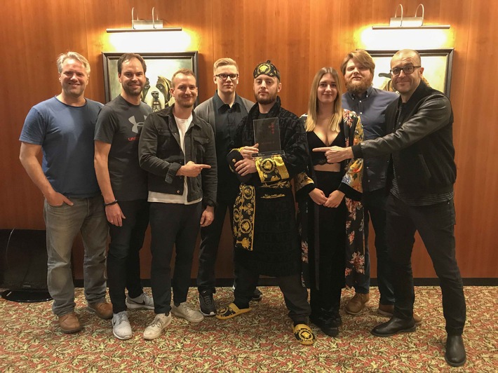 Erster "Nummer 1 Award der Offiziellen Deutschen Single-Charts" an Bausa verliehen