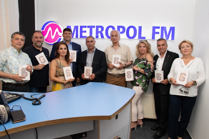 Türkeistämmige feiern das 70-jährige Jubiläum des Grundgesetzes bei Metropol FM