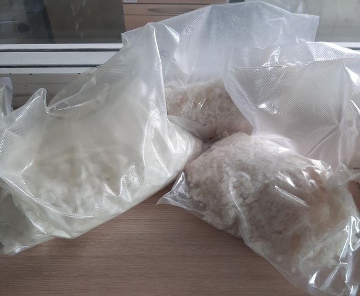 BPOL NRW: Bundespolizei nimmt 70-jährigen Drogenschmuggler fest - In seinem Besitz waren über 4,3 Kilogramm Amphetamin