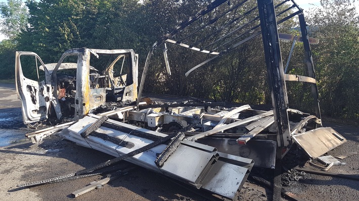 POL-NI: Transporter brennt aus und verursacht Flächenbrand