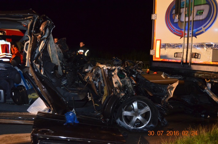 POL-HI: Tödlicher Verkehrsunfall auf BAB 7 - VW Multivan prallt unter Sattelzug