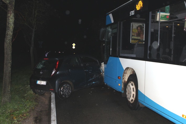 POL-COE: Senden, Bösensell, Roxeler Straße/ Auto und Linienbus kollidieren