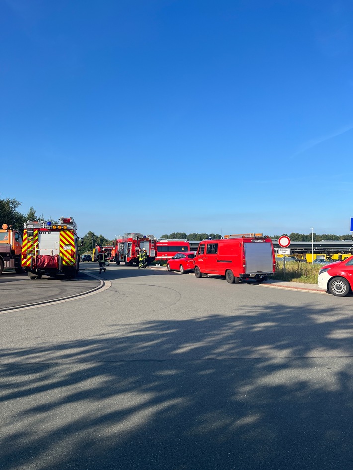 FW-ROW: Gasaustritt aus Paket beim Postverteilzentrum Zeven