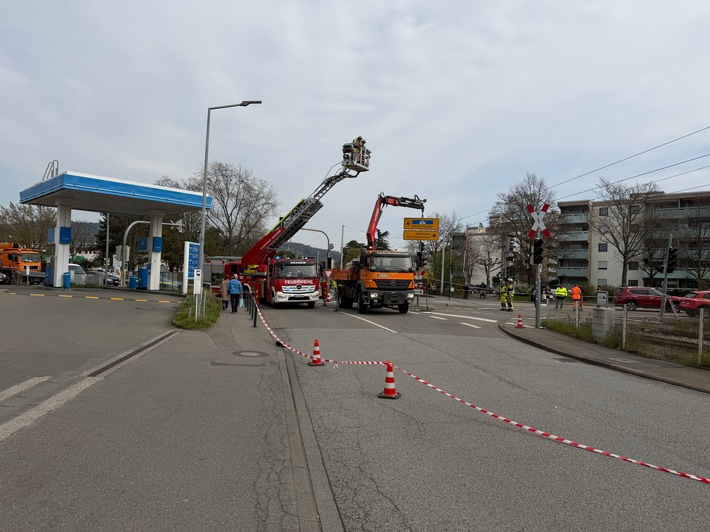 FW Weinheim: Schräger Ampelmast führt zu Einsatz an Straßenbahntrasse