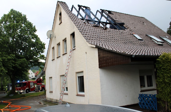 POL-MI: Zweifamilienhaus wird Raub der Flammen