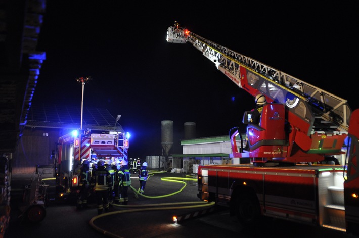 FW-KLE: Feuerwehr übt Brand eines Raiffeisenmarktes