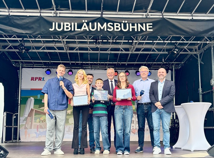 25 Jahre "An die Mikros, fertig, los!" Zum 25. Mal! Im Rahmen des Ehrenamtstags in Kaiserslautern wurden auf der Bühne des Landes Rheinland-Pfalz und RPR1. drei junge Radiotalente ausgezeichnet