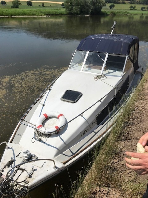 POL-NI: Polle/Bodenwerder/Nienburg-Abgetriebenes Kajütboot auf der Weser